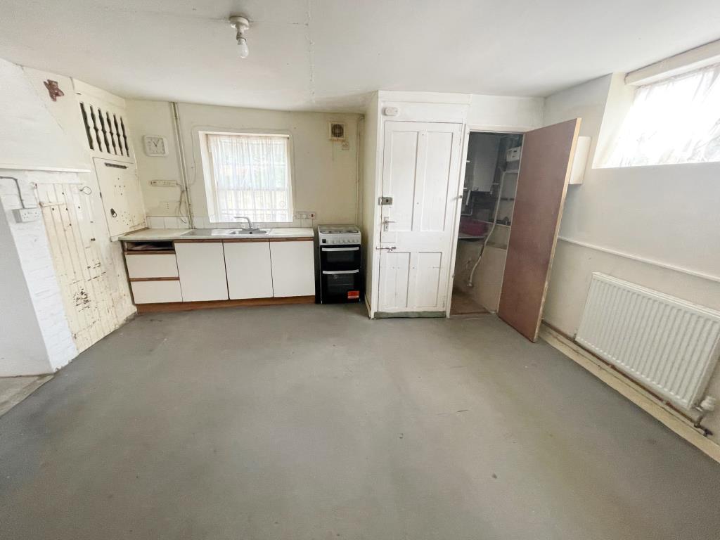 Lot: 116 - THREE-BEDROOM HOUSE FOR IMPROVEMENT -